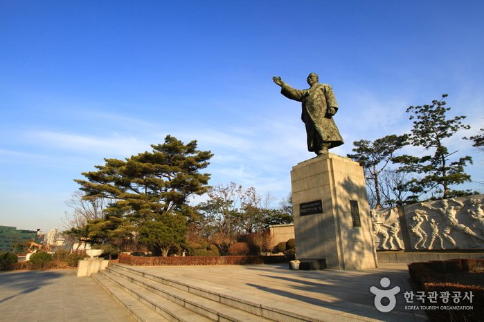 [Seoul] Baekbeom Kim Koo Statue (Baekbeom Plaza) (백범김구선생상(백범 광장))