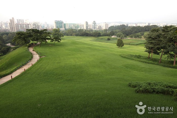 [Seoul] Seoul Mongchontoseong Earthen Fortification (서울 몽촌토성)