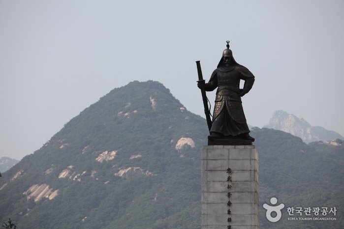 [Seoul] Statue of Admiral Yi Sun-Shin (충무공 이순신 동상)