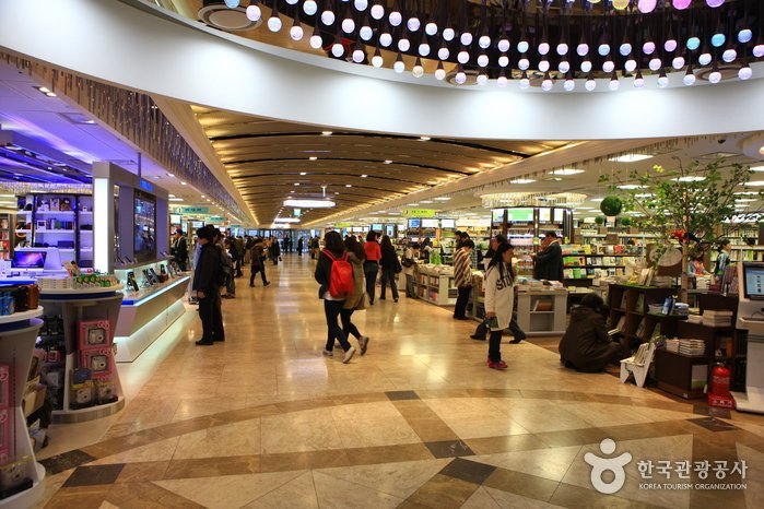 [Seoul] Kyobo Book Centre Gwanghwamun (교보문고)