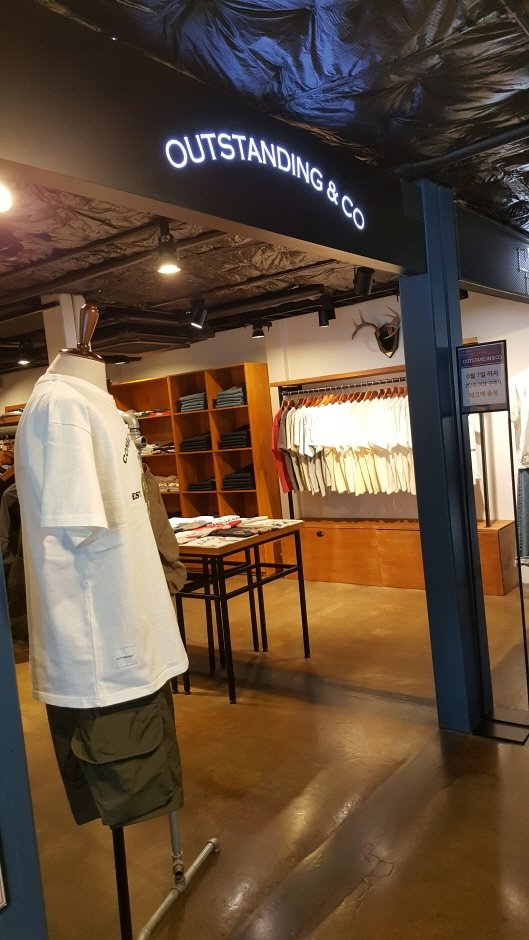 [Seoul] Outstanding & Co – COMMON GROUND Branch [Tax Refund Shop] (아웃스탠딩 건대커먼그라운드)