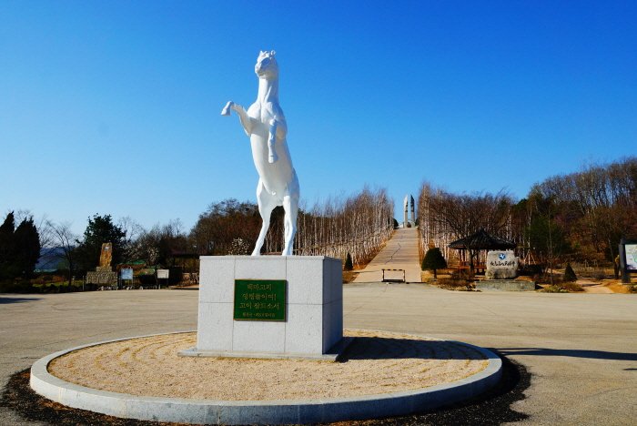 [Gangwon-do] Memorial Tower of Baengmagoji Battlefield and Memorial Museum (백마고지 위령비와 기념관)