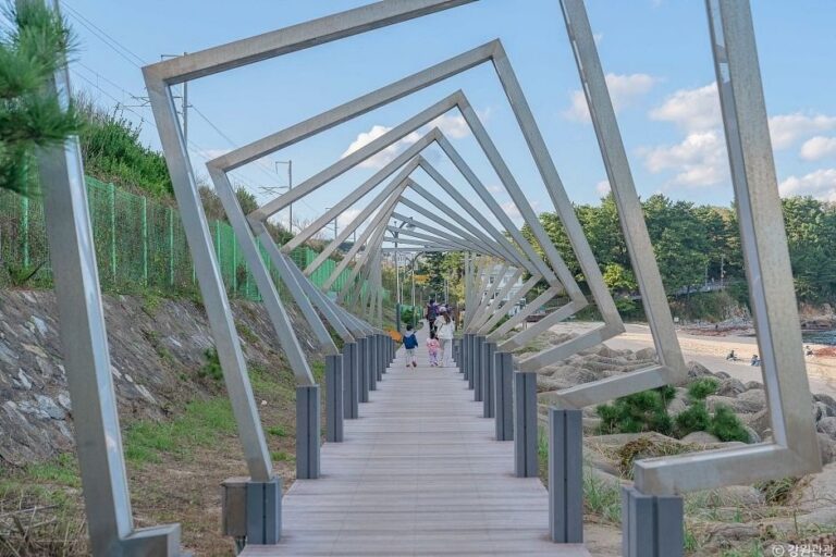 [Gangwon-do] Hanseomhaebyeon Beach & Hanseom Gamseong Sea Trail (한섬해변&한섬감성바닷길)