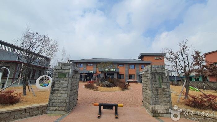 [Chungcheongbuk-do] Yeobyeoncho House (엽연초하우스)