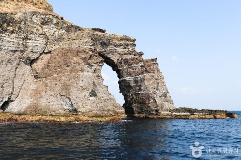 [Gyeongsangbuk-do] Dongnimmunbawi Rock [Ullengdo & Dokdo National Geopark] (독립문바위 (울릉도, 독도 국가지질공원))