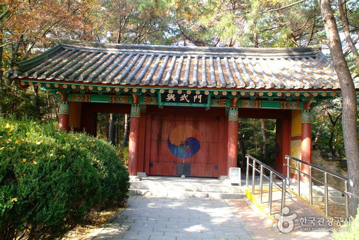 [Gyeongsangbuk-do] Gyeongju Tomb of Kim Yu-sin (경주 김유신묘)
