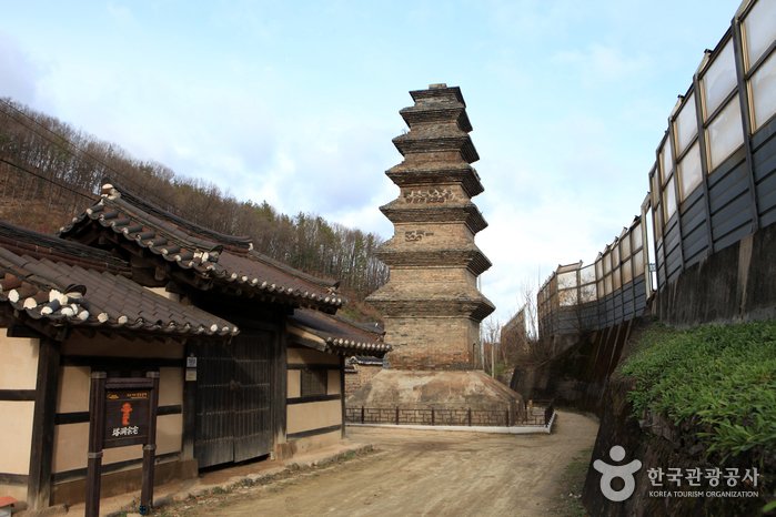 [Gyeongsangbuk-do] Sinsedong Chilcheung Jeontap – Sinsedong 7 stories Brick Pagoda (안동 법흥사지 칠층전탑)