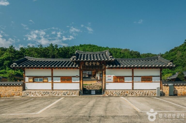 [Gyeongsangbuk-do] Imyeonjae Head House (흥해배씨 임연재종택)