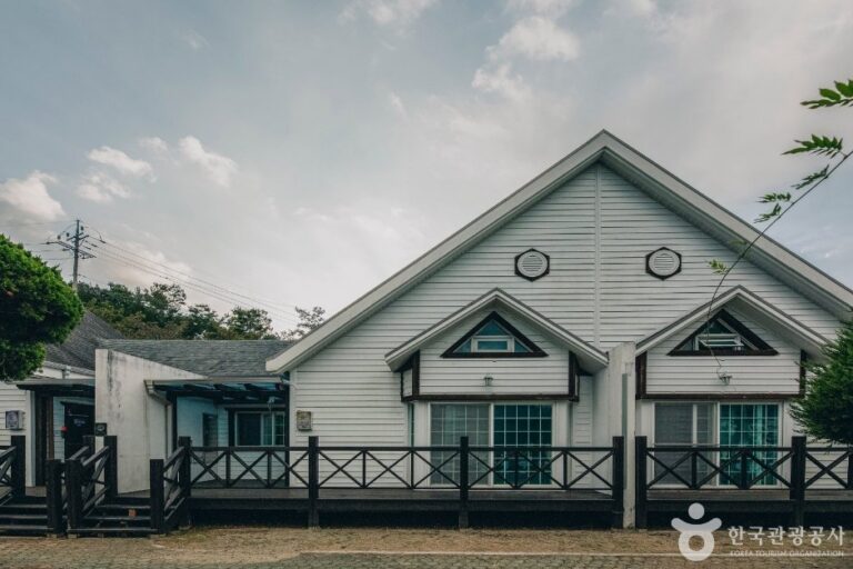 [Gyeongsangnam-do] Danghangpo Tourist Area Pension (당항포관광지 펜션)