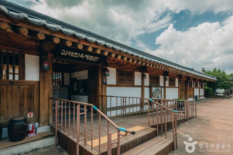 [Gyeongsangnam-do] Gimhae Korean-style house [Korea Quality] / 김해한옥체험관 [한국관광 품질인증]