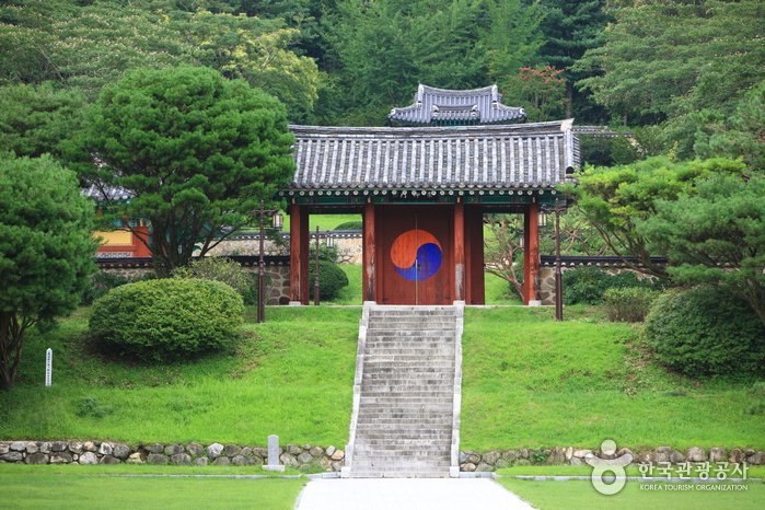 [Jeollabuk-do] Nongae Shrine (Uiamsa Shrine) (논개사당(의암사))