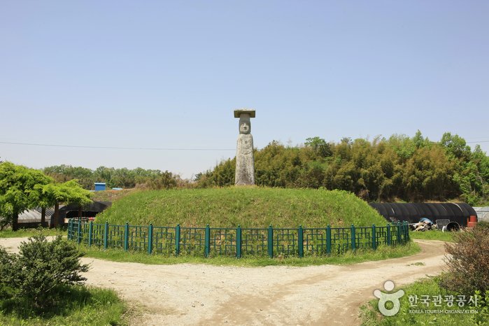 [Jeollabuk-do] Iksan Godori Standing Stone Buddha (익산 고도리 석조여래입상)