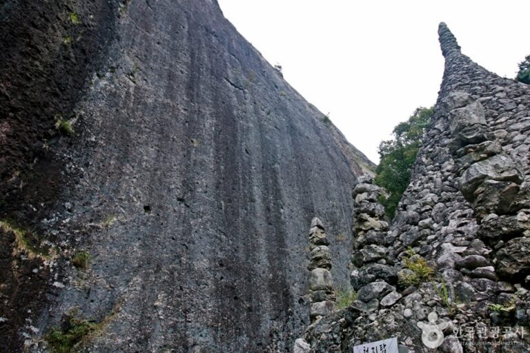 [Jeollabuk-do] Maisan Mountain Tafoni Terrain (마이산 타포니지형)