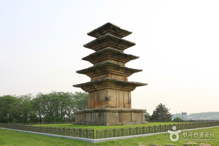 [Jeollabuk-do] Wanggung Five-story Stone Pagoda (익산 왕궁리 오층석탑)