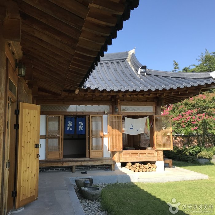 [Jeollanam-do] Dalbit Hanok Suryuhwagae [Korea Quality] / 달빛한옥 수류화개 [한국관광 품질인증]