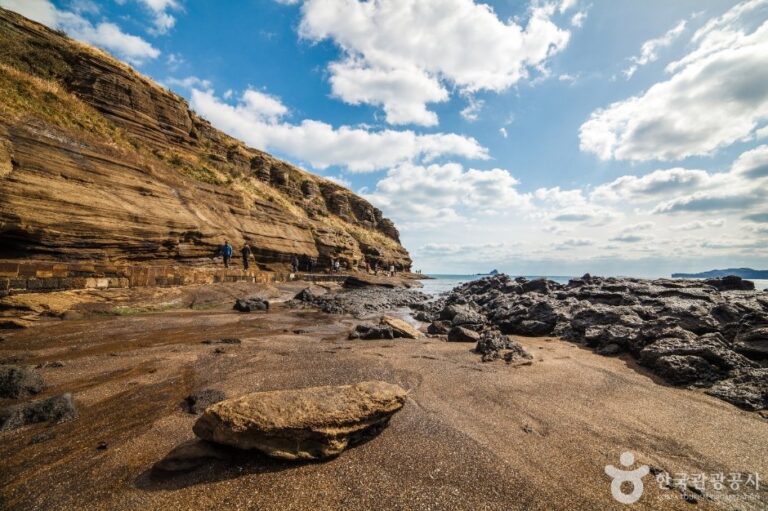 [Jeju] Yongmeorihaean Coast (용머리해안)